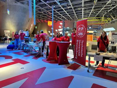 Die Stände werden direkt in der phaeno Ausstellung aufgebaut