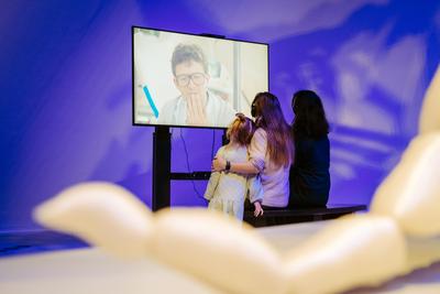 Kinder schauen Video in einer Ausstellung an