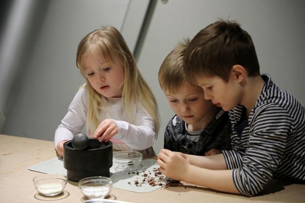 Kinder machen Schokolade