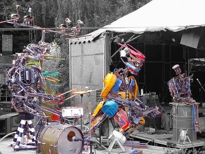 Roboter mit Musikinstrumenten