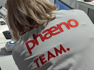 phaeno Mitarbeiterin Rückenansicht mit phano Schriftzug auf dem T-Shirt