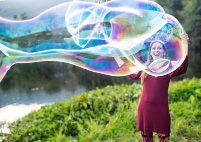 Frau mit Seifenblase. Foto oneclearvision von Gettyimages via Canva